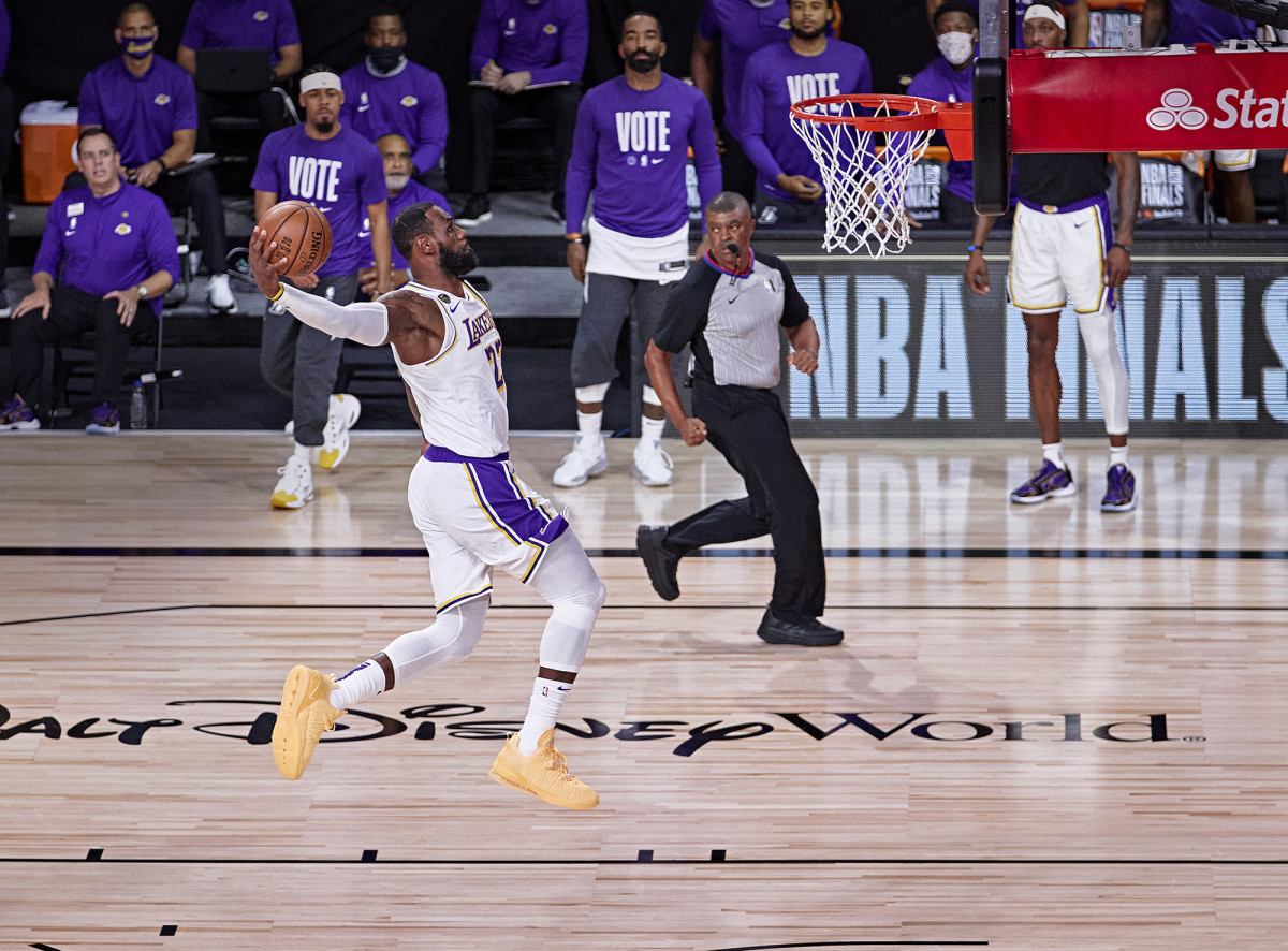 lebron-dunking-air
